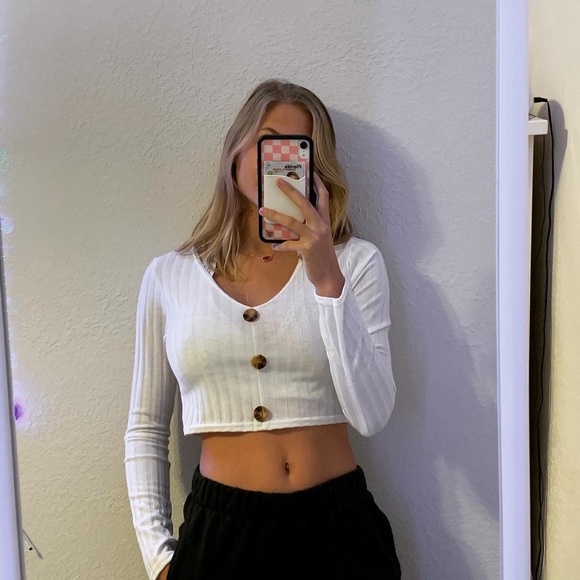 A super cute white cropped sweater - Picture 2 of 3